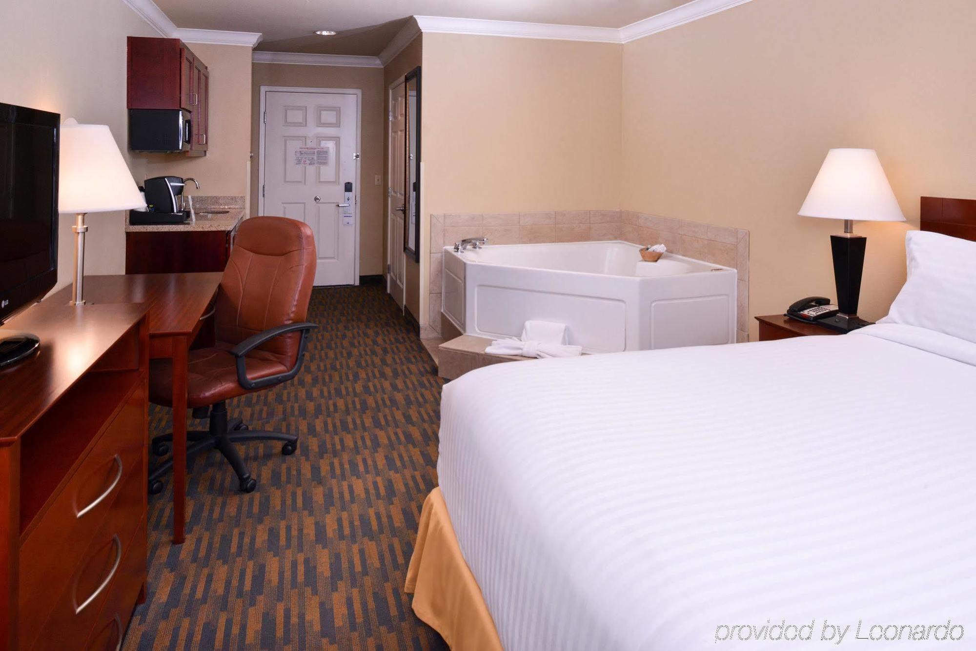 Holiday Inn Express & Suites Watsonville By Ihg Exterior foto